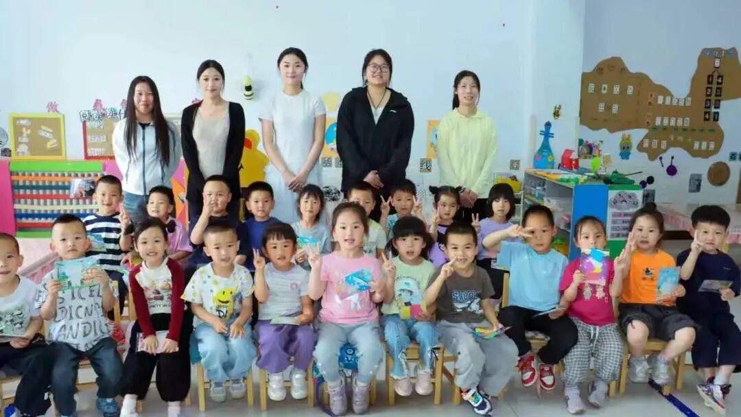 劳动启智润童心 共筑民族团结情∣我院学生志愿者赴集宁区第四幼儿园开展“劳动育幼苗 团结一家亲”志愿实践活动