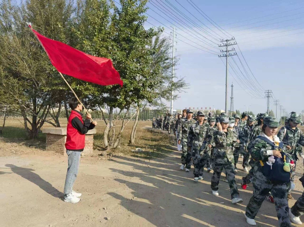 我为同学做实事∣践行服务初心 护航青春磨砺——我院学生会等学生组织志愿服务26级新生军训拉练